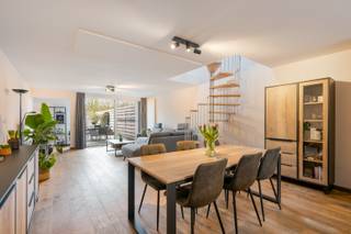 Ben je op zoek naar een gezellige, instapklare woning op een TOPlocatie? GEVONDEN!!!!Het openbaar vervoer en winkels zijn allemaal gelegen op...