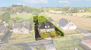 Bent u op zoek naar een ruime woning met loods, atelier of opslagruimte? Dan is deze villa in de Driekavenstraat in Waregem absoluut het ontdekken waard!<br /><br />De woning is gelegen op een perceel van maar liefst 1.618 m² en beschikt over een bewoonbare oppervlakte van ca. 310 m², aangevuld met een loods van 450 m². Ideaal voor wie wonen en werken wil combineren, een ruime hobbyruimte zoekt of nood heeft aan extra opslag.<br /><br />INDELING:<br />Op het gelijkvloers vinden we een inkomhal met slaapkamer, ruime leefruimte, leefkeuken en veranda. Verder zijn er een bureauruimte, wasplaats, toilet en grote bergruimte. De verdieping biedt nog 4 slaapkamers en een badkamer.<br /><br />TROEVEN:<br />* Loods van maar liefst 450 m²<br />* 5 slaapkamers<br />* Slaapkamer en badkamer op het gelijkvloers<br />* Perceel van 1.618 m²<br />* Ideaal voor wonen &amp; werken<br />* Geen renovatieplicht<br />* Gelegen op een uitstekende locatie in Waregem<br /><br />De woning kan wat opfrissing gebruiken, maar biedt vandaag al heel wat ruimte, mogelijkheden en potentieel.<br /><br />Interesse? Contacteer snel Vlaemynck Vastgoed voor meer informatie of een bezoek!<br /><br />ref.:LS/26105/TK