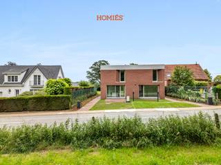 Deze prachtige halfopen nieuwbouwwoning in Lubbeek combineert hedendaags wooncomfort met een rustige, groene omgeving. De woning wordt opgeleverd in juli 2026 en werd ontworpen met oog voor ruimte, licht en energiezuinigheid. Bij het binnenkomen wordt u verwelkomd in een ruime en lichtrijke leefruimte met open keuken. Dankzij de grote raampartijen geniet u hier van een aangenaam zicht op de tuin, een patio en een overvloed aan natuurlijk licht. Verder beschikt het gelijkvloers over een praktische berging en een gastentoilet. Op de verdieping bevinden zich drie volwaardige slaapkamers (waarvan 1 met volledig ingerichte dressing) en een comfortabele badkamer. Buiten geniet u van een uitzonderlijk ruim perceel van ongeveer 30 are met een prachtige zuidgerichte tuin en bos. Het achterste gedeelte is gemeenschappelijk en wordt onderhouden door de verhuurder. Bovendien beschikt elke woning over een eigen tuinhuis met elektriciteitsaansluiting. De woning is uitgerust met zonnepanelen, vloerverwarming, een lucht-waterwarmtepomp, ventilatiesysteem type D, een regenwaterput en een laadpaal voor elektrische voertuigen. Naast de huurprijs van € 2.090 per maand wordt een vaste kost van € 100 per maand voorzien voor gemeenschappelijke kosten. Het dagelijkse en reguliere onderhoud van de tuin tot aan de tuinhuisjes blijft de verantwoordelijkheid van de huurder. Wenst u graag een bezoek of extra informatie? info@homies.be