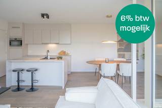 Welkom in residentie Rembrandt, waar je elke dag geniet van het leven. Dit instapklare appartement werd dan ook tot in de puntjes afgewerkt en is volledig instapklaar. Een zorgeloze verhuis verzekerd en dat meteen bij akte!<br /><br />Dit appartement telt 2 slaapkamers, een ruime badkamer, een perfect uitgeruste keuken met eiland en riant terras van 17m² waar je tot de late uurtjes kan genieten van de zon.<br /><br />Klinkt dit helemaal als jouw ding? Het appartement kan vrij bezocht worden. Een afspraak inplannen kan eenvoudig via www.rembrandt-anzegem.be<br /><br />Toch op zoek naar iets anders? Rembrandt heeft nog 3 diverse appartementen te koop:
<ul>
	<li>2 slaapkamer gelijkvloers met riante leefruimte en gezellig zuidterras met zicht op de binnentuin - €349.950 (excl. kosten)</li>
	<li>2 slaapkamer penthouse met dubbele terras om de ganse dag te genieten van de zon - €350.750 (excl. kosten)</li>
	<li>3 slaapkamer penthouse met dubbele terras en dubbele badkamer - €435.000 (excl. kosten)</li>
</ul>
Aankoop mogelijk aan 6% btw = besparing tot €50.000!<br /><br />Voor meer informatie of een vrijblijvend bezoek kan je ons contacteren via <u>verkoop@steenoven.be</u><br /> 