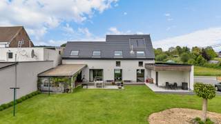 <p><strong>Ruime en volledig gerenoveerde veelzijdige woning</strong> op een zonnig perceel van maar liefst <strong>19a68ca</strong>, gelegen in<strong> het landelijke Borchtlombeek</strong> (Roosdaal). Deze woning is ideaal voor wie op zoek is naar<strong> extra woonruimte, een kangoeroewoning of een plaats voor een zelfstandige activiteit.</strong></p><p></p><p>Dankzij de grondige renovaties is deze eigendom<strong> volledig instapklaar</strong> en biedt ze tal van mogelijkheden.</p><p></p><p>Op het gelijkvloers bevindt zich <strong>een lichtrijke leefruimte met aansluitende keuken</strong> en verder <strong>de garage.</strong> Een aparte doorgang leidt ons naa<strong>r een badkamer, gastentoilet en een afzonderlijke woonunit</strong> die momenteel ingericht is als zorgwoning. Deze ruimte beschikt over<strong> een eigen toegang</strong> en kan dus ook perfect dienen als<strong> praktijkruimte, bureau of zelfstandige werkplek.</strong> Zowel vanuit het hoofdgedeelte als vanuit deze aparte unit is er toegang tot de tuin.</p><p></p><p>De verdieping omvat<strong> een nachthal met badkamer en meerdere aansluitende kamers</strong> die vandaag ingericht zijn als dressing, bureau en slaapkamers. Dankzij de flexibele indeling kunnen deze ruimtes <strong>eenvoudig aangepast en ingevuld worden naar wens.</strong></p><p></p><p>Buiten geniet u van<strong> een prachtige zuidgerichte tuin </strong>en een open zicht op<strong> achterliggend agrarisch gebied</strong>. Het overdekte terras met <strong>praktische berging</strong> vormt een extra troef voor wie graag buiten vertoeft. Aan parkeergelegenheid geen gebrek dankzij <strong>de ruime oprit. EPC C - Elektriciteit conform </strong></p>