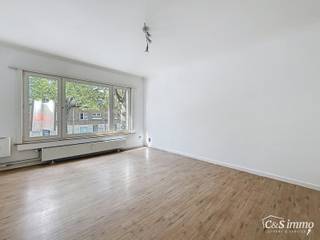 <p>Bright flat within walking distance of Te Boelaarpark and various shops.<br />The entrance hall leads to the living and dining room (approx. 23 m²) with laminate flooring, adjacent to the practical corner kitchen. The flat has 2 bedrooms (approx. 13 m² - 5 m²), also with laminate flooring. The fitted shower room is equipped with a shower, toilet and bathroom furniture.<br />There is also a private basement storage room.<br />The windows are double glazed and the roof was renewed in 2020.</p>