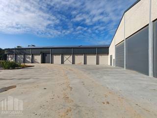 Functionele en ruime <strong>magazijnruimte van +/- 2.100 m²</strong>, strategisch gelegen langs de N50 in Oostkamp. Dankzij de ligging op korte afstand van de E40 (afrit Oostkamp) geniet het pand van een uitstekende bereikbaarheid en een vlotte verbinding richting Brugge, Kortrijk en de E403.<br /><br />Het geïsoleerde magazijn beschikt over een vrije hoogte variërend van +/- 5,95 m tot maar liefst 10,53 m en is toegankelijk via drie sectionaalpoorten van 6m op 6m en afzonderlijke toegangsdeur. De ruimte is voorzien van verlichting, een betonvloer, elektriciteit, water en een toilet met wastafel.<br />Daarnaast beschikt het terrein over ruime parkeer- en manoeuvreerruimte, wat een vlotte logistieke werking mogelijk maakt.<br />Ook verharde buitenruimte beschikbaar.<br /><br />Een interessante locatie voor bedrijven die op zoek zijn naar een ruime en goed bereikbare opslag- of magazijnruimte langs een belangrijke commerciële verbindingsweg.<br /><br /><strong>Onmiddellijk beschikbaar.</strong><br />Gelegen in agrarische zone, enkel opslag mogelijk.<br /><br />Contacteer <strong>PANORAMA B2B </strong>voor bijkomende inlichtingen, plannen of een vrijblijvend plaatsbezoek via <strong>0479 70 70 73</strong>.