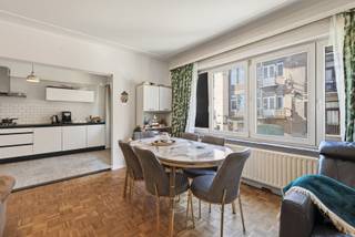 We stellen u dit appartement van 86 m² volgens EPC voor, gelegen op de 1e verdieping van een gebouw van 5 verdiepingen met lift, ideaal gelegen in Laken, Joseph-Benoit Willemsplein 54, in de nabijheid van openbaar vervoer, winkels en scholen,… . Het appartement, dat gerenoveerd werd in 2022, bestaat uit een woonkamer (30 m²), 2 slaapkamers, een open ingerichte keuken, een vernieuwde douchekamer en balkon (2 m²). Mogelijkheid om een garagebox afzonderlijk aan te kopen. Collectieve gasverwarming. Elektriciteit niet conform. EPC: G. Lasten: ± 360 €/maand (gemeenschappelijke kosten + privatieve verwarming). Momenteel verhuurd. Onroerende voorheffing: ± 1250 €. We verkopen eveneens 2 tweeslaapkamerappartementen waaronder 1 met garagebox en 1 drieslaapkamerappartement op de eerste verdieping. Alle 4 appartementen zijn verhuurd. Ideaal VOOR IEDEREEN.