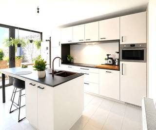 Deze charmante woning, gelegen op een perceel van 340 m², onderging in 2023 een grondige renovatie en beschikt over een uitstekende EPC-score A én een conforme elektrische installatie.<br />Bij het binnenkomen wordt u verwelkomd in een royale inkomhal. Verder vindt u een ruime kelder, een volledig ingerichte keuken, een praktische berging/wasplaats, een gastentoilet en een lichtrijke, ruime leefruimte waar het aangenaam vertoeven is.<br />Op de eerste verdieping bevindt zich een ruime slaapkamer met een aparte ruimte die perfect kan dienen als dressing. Daarnaast is er een stijlvolle badkamer uitgerust met douche, toilet en wastafelmeubel.<br />De tweede verdieping biedt plaats aan nog eens twee volwaardige slaapkamers.<br />Buiten geniet u van een zonnige en onderhoudsvriendelijke tuin met twee gezellige terrassen, perfect voor lange zomeravonden met familie en vrienden. Achteraan de tuin bevindt zich bovendien een afgesloten gedeelte met een ruim tuinhuis.<br />Als extra troef beschikt deze woning over een aparte garage, wat het comfort compleet maakt.<br /><br />Troeven op een rij:<br />✔ Grondig gerenoveerd in 2023<br />✔ EPC A – uiterst energiezuinig<br />✔ Conforme elektriciteit<br />✔ 3 slaapkamers + dressingruimte<br />✔ Zonnige tuin met 2 terrassen<br />✔ Ruim tuinhuis<br />✔ Aparte garage<br />✔ Centrale verwarming op aardgas<br /><br />RICHTPRIJS!