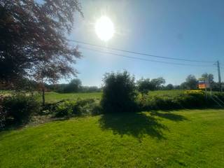 <strong>BEZOEKAANVRAGEN: enkel via mail: stephanie@immodelestre.be. </strong>Gelegen op een perceel van 23 a 24 ca, omgeven door groen en weidse zichten, grenzend aan het Neigembos, Berchembos en het Pajottenland ligt deze tijdloze villa met garage & een bewoonbare opp. van maar liefst 370 m² aan de gekende Nellekensberg. De ligging biedt de perfecte combinatie van absolute rust en privacy.<br />De ruime inkomhal met vestiaire en gastentoilet leidt naar de sfeervolle living met eetplaats afgewerkt met gezellige houthaard. Aansluitend bevindt zich de ruime keuken waar u geniet van prachtige vergezichten. Al deze lichtrijke ruimtes staan in mooi contact met de tuin en omgeving. Op de 1e verdieping zijn er 3 ruime slaapkamers en een ingerichte badkamer. De 2e verdieping biedt nog plaats voor 4 extra slaapkamers of polyvalente ruimtes of bergruimtes. Verder beschikt het domein ook over een ruime kelder, dat vandaag dienst doet als garage, berging, wasruimte, wijnkelder, voorraad, douche-toilet en stookplaats. Deze woning combineert een uitzonderlijke ligging met een zeldzaam gevoel van rust en privacy, op slechts een steenworp van alle faciliteiten, op de grens tussen Meerbeke, Gooik en Roosdaal met een vlotte verbinding naar Brussel en Gent. Kortom, een magnifieke eigendom waar u geniet van prachtige vergezichten in alle rust en privacy.<br />EPC LABEL D. CV STOOKOLIE. Beschikbaar: onmiddellijk.