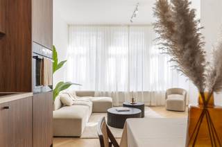 Dit stijlvol gerenoveerde appartement op de eerste verdieping bevindt zich op een centrale ligging in Antwerpen, op slechts vijf minuten fietsen...