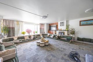  * Dit gebouw is gelegen op de hoek tussen de Blauwkasteelstraat en de Tarwestraat. * Dit pand bestaat uit een zeer ruime woning en 5 garages die...