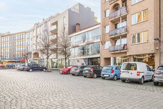 <strong>Instapklaar handelspand op toplocatie in centrum Lanaken</strong><br />Op een absolute toplocatie aan het Kerkplein in Lanaken bevindt zich dit veelzijdige handelspand. Een uitstekende opportuniteit voor investeerders of ondernemers die op zoek zijn naar een commercieel pand met tal van mogelijkheden. <br /><br />Dankzij de centrale ligging in het hart van Lanaken en de nabijheid van Maastricht (NL), geniet dit pand van hoge visibiliteit, veel passage en spontane klanten. Het Kerkplein is vlot bereikbaar met het openbaar vervoer en beschikt over parkeergelegenheid vlak voor de deur, wat een grote troef is voor zowel klanten als leveranciers.<br /><br /><strong>Indeling & mogelijkheden</strong><br />Het handelspand is functioneel ingedeeld over twee verdiepingen:
<ul>
<li>Gelijkvloers: Het handelsgedeelte met grote raampartijen en veel lichtinval. Achteraan bevindt zich een bergruimte (nu afwasruimte) en een toilet. </li>
<li>Kelderverdieping: Een ruim kelderverdiep, opgedeeld in twee afzonderlijke ruimtes, ideaal als extra opslagruimte.</li>
</ul>
Het pand werd recent opgefrist: de muren werden opnieuw geplakt en geschilderd, de elektriciteit is conform en de verwarming is op gas.<br />De gemeenschappelijke kosten bedragen circa €178 per maand.<br /><br /><strong>Extra troeven & opportuniteiten</strong>
<ul>
<li>Vrij bij akte, dus onmiddellijk beschikbaar voor eigen gebruik of verhuur;</li>
<li>Geschikt voor diverse commerciële activiteiten; </li>
<li>Mogelijkheid tot mee aankopen van achterliggende gronden;</li>
<li>Eventuele omvorming naar een appartement, mits afstemming met de gemeente Lanaken.</li>
</ul>
<br /><strong>De bijzonderheden van dit handelspand op een rijtje</strong>
<ul>
<li>Gelegen in centrum Lanaken (Kerkplein);</li>
<li>Parking voor de deur;</li>
<li>Handelsgelijkvloers met veel lichtinval;</li>
<li>Ruim kelderverdiep geschikt als opslagruimte;</li>
<li>Elektriciteit conform.</li>
</ul>
<br />Kortom, <strong>een uitstekende investeringsopportuniteit </strong>op een strategische commerciële locatie, met bijkomende mogelijkheden voor eigen uitbating of herbestemming.<br /><br /><em>- Plannen en EPC-verslag zijn terug te vinden onder downloads -</em><br /><br />Wenst u meer informatie over dit handelspand, de huurovereenkomst of de eventuele overname van de handelszaak? Contacteer ons via <span><strong>+32 (0)89 23 44 22</strong></span> of mail naar <span><strong>info@immoverslegers.be</strong></span>.