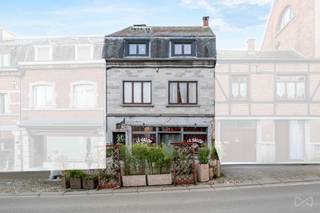 Located right in the heart of Rochefort, within immediate proximity of shops, services, schools and public transport, this apartment enjoys a...