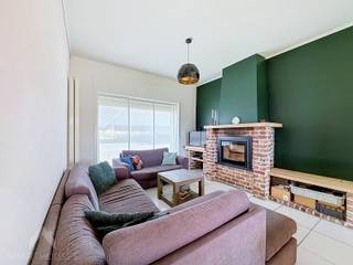 <p>Een zee van ruimte, een gigantische tuin en volop mogelijkheden! Deze energiezuinige halfopen woning is een ideale gezinswoning en biedt dankzij enkele opfrissingswerken de perfecte kans om helemaal naar eigen smaak in te richten.</p>
<p>De ruime inkomhal met gastentoilet leidt naar de aangename leefruimte met gezellige zit- en eethoek en zicht op de tuin. De ruime keuken geniet eveneens van een mooi tuinzicht en geeft rechtstreeks toegang tot de tuin en de aansluitende berging met wasplaats. Verder is er op het gelijkvloers een praktische doucheruimte met lavabo en een droge kelder.</p>
<p>De grote troef? De enorme tuin met ruim terras en gedeeltelijke overkapping. Een heerlijke plek voor zomerse etentjes, spelende kinderen of gewoon genieten van de rust en ruimte. De dubbele garage en oprit met plaats voor 2 wagens maken het plaatje compleet.</p>
<p>Boven bevinden zich 3 volwaardige slaapkamers en een badkamer met ligbad en dubbele lavabo. Er is een apart toilet en grote bergzolder.</p>
Een ruime woning met een fantastische tuin, veel parkeermogelijkheden en alle potentieel om er jouw ideale thuis van te maken!<br /><br />Extra troeven<br /><br />
<ul>
<li>EPC C</li>
<li>zonnepanelen</li>
<li>alarm</li>
<li>regenwaterput 10000 l</li>
<li>grondwaterput</li>
<li>rolluiken beneden en boven</li>
</ul>
<br />Deze woning is te koop ZONDER makelaar via het concept van Smart Houses. Wenst u verdere inlichtingen of een bezoek? Contacteer rechtstreeks de eigenaar via 0496/771.812