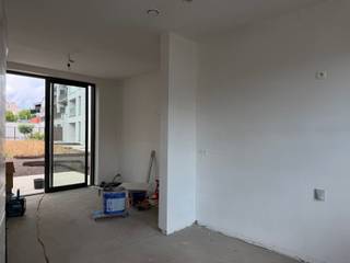 Bienvenue dans cet appartement de plain-pied neuf, qui fait partie du projet NOVUS à Bonheiden, situé dans un cadre exceptionnel au cœur de Bonheiden.L'appartement comprend 2 chambres spacieuses, une salle de bains avec douche à l'italienne, des toilettes, une buanderie et un salon avec cuisine ouverte équipée donnant sur la terrasse.De plus, l'appartement dispose d'un local à vélos commun et offre la possibilité de louer une place de parking avec un débarras attenant (+75 euros/mois).L'appartement sera entièrement repeint.