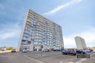 Dit appartement op de 3e verdieping van residentie 'Nautilus' bevindt zich vlakbij strand en duinen en biedt alles wat je nodig hebt voor een comfortabel en ontspannen verblijf aan de Belgische kust. Het appartement beschikt over een lichtrijke leefruimte met toegang tot het terras en open zicht, een onderhouden keuken, 2 slaapkamers, badkamer voorzien van lavabomeubel, douche en aansluiting voor wasmachine, . Er is een apart toilet in de inkomhall. Met een bewoonbare oppervlakte van 67m² is er voldoende ruimte om te ontspannen en tot rust te komen. Het appartement is energiezuinig (EPC-label B), asbestveilig en de elektrische installatie is conform! Dé troef is ongetwijfeld het terras met open zicht waar je kan genieten van de frisse zeelucht en de rustige omgeving. Ook voorziet het gebouw in een fietsenberging, een extra privatieve berging en een afvallokaal voor de bewoners.<br />Er is een privatieve autostaanplaats voor het gebouw inbegrepen in de prijs.