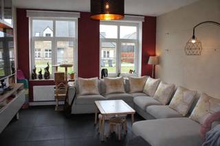 Deze woning is gelegen in een doodlopende straat in hartje Voortkapel en omvat: Inkomhal met gastentoilet, leefruimte, keuken, berging, 3 slaapkamers, badkamer, zolder, tuin, carport. De woning is voorzien van zonnepanelen, gevolg is een EPC Label A en dus zeer energiezuinig. Aan de voorzijde van de woning is een gemeenschappelijke tuin voorzien en achteraan de tuin een servitudeweg (makkelijke toegang met fietsen. Op dit woonerf kunnen kinderen nog veilig buiten spelen.  Voor meer informatie en/of het maken van een afspraak: patrik@ampvastgoed.be en/of 0465/00.40.45 en/of 0465.00.40.44