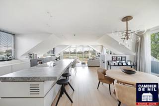 Loft unique près de la pittoresque Oosthoekplein dans le Zoute<br /><br />Ce loft exceptionnel bénéficie d'un emplacement de choix dans le Zoute, à proximité de la charmante Oosthoekplein et à quelques pas de la mer, du Zwin et du Royal Zoute Tennis Club. Une combinaison rare d'espace, de lumière, d'intimité et de vues à couper le souffle sur les polders environnants.<br /><br />Au rez-de-chaussée se trouve un hall d'entrée avec accès à un double garage box, deux places de parking extérieures, une buanderie pratique et une grande terrasse ensoleillée où il fait bon se détendre.<br /><br />Le premier étage comprend un vestiaire et un WC pour les invités. Le salon spacieux et lumineux avec cheminée au bioéthanol offre une vue panoramique sur les polders. La salle à manger et la cuisine ouverte, entièrement équipée, sont adjacentes et finies avec des matériaux de haute qualité.<br /><br />Le loft dispose de trois chambres à coucher de taille normale, chacune avec sa propre salle de bains avec baignoire et/ou douche, garantissant un maximum de confort et d'intimité.<br /><br />Grâce à ses finitions de qualité, ses vues uniques et son excellente situation au cœur de la Zoute, cette propriété est une opportunité exceptionnelle pour ceux qui recherchent une maison luxueuse et prête à l'emploi au bord de la mer.