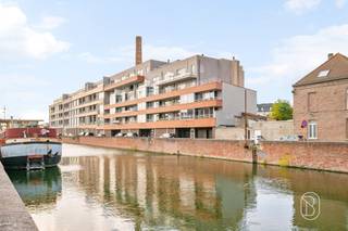 Energiezuinig, instapklaar appartement met 2 slaapkamers en terras met uitzicht op het water!Op een centrale ligging aan de Groeninghekaai in Kortrijk bevindt zich dit aangename en instapklare appartement. Dankzij de combinatie van een EPC-label A, twee terrassen en een prachtig uitzicht op het water is dit een ideale woonst voor starters, investeerders of wie comfortabel en centraal in Kortrijk wil wonen.Het appartement verwelkomt u via de inkomhal met apart toilet. De lichtrijke leefruimte sluit mooi aan op de open, volledig geïnstalleerde keuken en biedt toegang tot het terras. Verder beschikt het appartement over twee ruime slaapkamers en een badkamer met inloopdouche en lavabo.Een absolute troef zijn de twee terrassen, waarvan één uitkijkt over het water en een bijzonder aangename plek vormt om te genieten van de omgeving. Daarnaast beschikt het appartement over een staanplaats en een gemeenschappelijke fietsenberging.Troeven: Energiezuinig (label A), uitzicht op het water, centrale verwarming op aardgas, dubbele beglazing, centraal gelegen.Een instapklaar en energiezuinig appartement op een toplocatie, ideaal voor eigen bewoning én als investering.Bezoek na afspraak met Immo Beguin: tessa@immobeguin.be