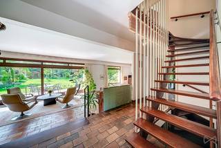 OVERIJSE – Unieke opportuniteit in de gegeerde Marnixwijk, aan de zonnige zijde van de straat, in een rustige en residentiële omgeving, bevindt zich deze charmante villa met een oppervlakte van ± 293 m² (volgens EPC). De woning beschikt over 4 slaapkamers en een bureau en is gelegen op een prachtig perceel van 1.150 m². Indeling van de woning: Gelijkvloers: Ruime inkomhal met natuurstenen vloer met vestiaire en gastentoilet. Aangename woonkamer van ± 52 m² met grote schuiframen en een zitkuil met open haard, aansluitend een ingerichte keuken van ± 14m² met directe toegang tot de tuin. Verder vindt u een bureau/slaapkamer ± 13 m². Eerste verdieping: nachthal met apart toilet , vier slaapkamers van respectievelijk 19 m², 18 m², 18 m² en 19 m² met een aangrenzende badkamer met dubbele lavabo, bad en bidet en een tweede badkamer van +/- 8,5m² met douche en lavabo. Zolder: bereikbaar via een uittrektrap, momenteel niet ingericht maar met stockage potentieel. Buitenruimte: Aangename tuin van ± 750 m², georiënteerd op het zuidwesten, met mooi terras en serre, ideaal om volop van de zon te genieten. Kelderverdieping: Garage voor 2 wagens van ± 48 m² met elektrische poort, wasruimte van +/- 8m² en technische ruimte Deze op te frissen woning is ideaal gelegen en bevindt zich op slechts 15 minuten wandelafstand van een bushalte. Een unieke kans voor wie ruimte, licht en een uitstekende ligging zoekt. EPC: C – 245 kWh/m²/jaar, Meer informatie of een bezoek? Contacteer WE INVEST OVERIJSE via 02/455.20.35 of per e-mail via overijse@weinvest.be. Niet-contractuele advertentie, onder voorbehoud van wijzigingen. Oppervlaktes zijn louter informatief.