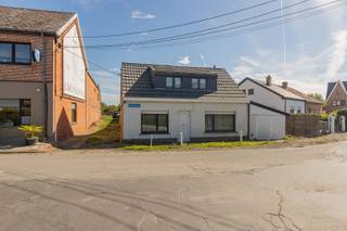 <h2><span>OPEN BEBOUWING OP 540 M² RENOVATIE OF HEROPBOUW TAL VAN MOGELIJKHEDEN!</span></h2><h2><span> </span></h2><p><span>Op zoek naar een renovatieproject met potentieel? Of eerder naar een mooi perceel om uw eigen nieuwbouwwoning te realiseren? Dan is dit absoluut een eigendom die u niet mag missen!</span></p><p><span>Deze </span><span>open bebouwing op een perceel van ca. 540 m²</span><span> biedt dankzij de gunstige perceelbreedte van ca. </span><span>20,50 meter</span><span> en een gevelbreedte van ca. </span><span>10,50 meter</span><span> tal van mogelijkheden.</span></p><p><span>De bestaande woning is </span><span>te renoveren of kan, mits de nodige vergunningen, plaatsmaken voor een volledig nieuwe woning(en)</span><span>. Een interessante opportuniteit voor zowel de handige renovator, investeerder als kandidaat-bouwer die op zoek is naar een perceel met bestaande bebouwing en mogelijkheden.</span></p><h3><span> </span></h3><p><span>Als </span><span>indeling</span><span> op het gelijkvloers: </span><span>Inkomhal, woon en leefruimte, garage, badkamer, apart toilet, berging en achterliggend ruime keukenruimte over heel de ruimte. </span></p><p><span>Eerste verdieping: </span><span>Nachthal, 2 slaapkamer en twee bijkomende zolderruimtes, ideaal voor extra kamers, bureau, hobbyruimte of stockage. </span></p><p><span> </span></p><p><span>Daarnaast beschikt het perceel aan de </span><span>linkerzijde over een recht van doorgang</span><span>, wat voor extra praktische mogelijkheden zorgt.</span></p><h3><span>EEN PERCEEL MET POTENTIEEL</span></h3><p><span>De combinatie van de </span><span>open bebouwing, de perceelbreedte van ca. 20,50 m, de gevelbreedte van ca. 10,50 m en de oppervlakte van ca. 540 m²</span><span> maakt dit een bijzonder interessante eigendom.</span></p><p><span>U kunt hier verschillende richtingen uit: </span><span>renoveren en uitbreiden, de bestaande woning volledig naar uw hand zetten of onderzoeken welke mogelijkheden er zijn voor een nieuwbouwproject.</span></p><p><span>Een ideale opportuniteit voor wie </span><span>zelf de handen uit de mouwen wil steken</span><span> of op zoek is naar een perceel om een </span><span>nieuwe, energiezuinige droomwoning</span><span> te realiseren.</span></p><p><span> </span></p><p><span>Wacht niet te lang, want opportuniteiten als deze zijn niet onbeperkt beschikbaar!</span></p><p><span>Contacteer Immo Twins T. 052 55 55 55<span> - </span></span><span>info@immotwins.be - <span>www.immotwins.be</span></span><span> - Contacteer ons vandaag nog voor meer informatie of een bezoek ter plaatse.</span></p>