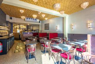 Pal in het centrum van Ekeren op een goed zichtbare locatie (passage van voetgangers en lokaal verkeer) bieden wij dit handelsgelijkvloers aan...