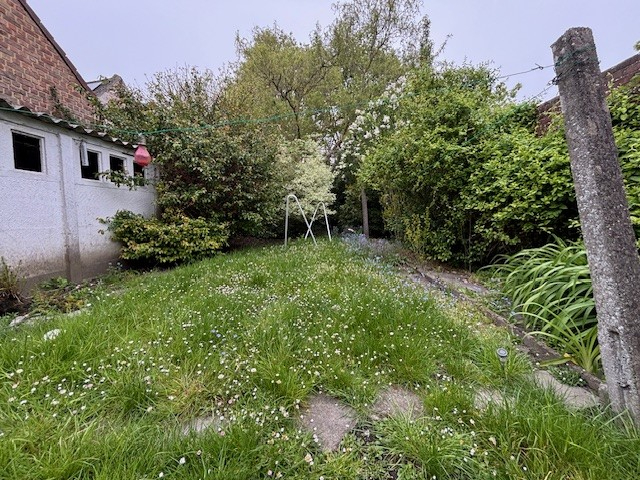 Te renoveren woning met 3 slaapkamers en leuke tuin op een totale oppervlakt van 215m². - foto 2