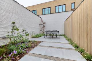 Belle maison à vendre au cœur d'Ypres. Cette magnifique maison dispose de 5 chambres et de deux salles de bain. La maison a été entièrement rénovée en 2025 et bénéficie des techniques les plus modernes. Il y a un bel espace extérieur au rez-de-chaussée et au premier étage. La maison est chauffée de manière efficace sur le plan énergétique grâce au chauffage au sol par pompe à chaleur. Situé dans la Stuersstraat 49, à quelques pas de la Grote Markt, des forteresses et de la gare. Cette maison dispose également d'un ascenseur, ce qui constitue une valeur ajoutée incontestable.MISE EN PAGERez-de-chaussée : hall d'entrée spacieux - pièce du rez-de-chaussée - ascenseur - toilettes séparées - salon lumineux avec cuisine ouverte, équipée de tous les appareils électroménagers et îlot - débarras à côté de la cuisine - jardin urbain avec terrasse et escaliers menant à la terrasse ensoleillée du premier étage.Premier étage (accessible par ascenseur) : Hall de nuit avec toilettes séparées - chambre principale avec accès à la terrasse - dressing/bureau - salle de bain spacieuse avec lavabo, baignoire et douche à l'italienne.Deuxième étage (accessible par ascenseur) : Hall de nuit avec toilettes - deux belles chambres, chacune avec sa propre salle de bain, équipée d'un lavabo et d'une douche.Troisième étage : Grenier meublé pouvant servir de bureau ou de chambreDe plus, cette maison à vendre dispose également d'un sous-sol spacieux et pratique.POINTS FORTS- Ascenseur disponible ! - Rénové de manière qualitative jusque dans les moindres détails ! - Panneaux solaires et pompe à chaleur (chauffage au sol)- 5 chambres et 2 salles de bain- Étages supérieurs équipés de climatisation/pompe à chaleur - Emplacement central à Ypres - Orientation sud du jardin et de la terrasse sur le toit