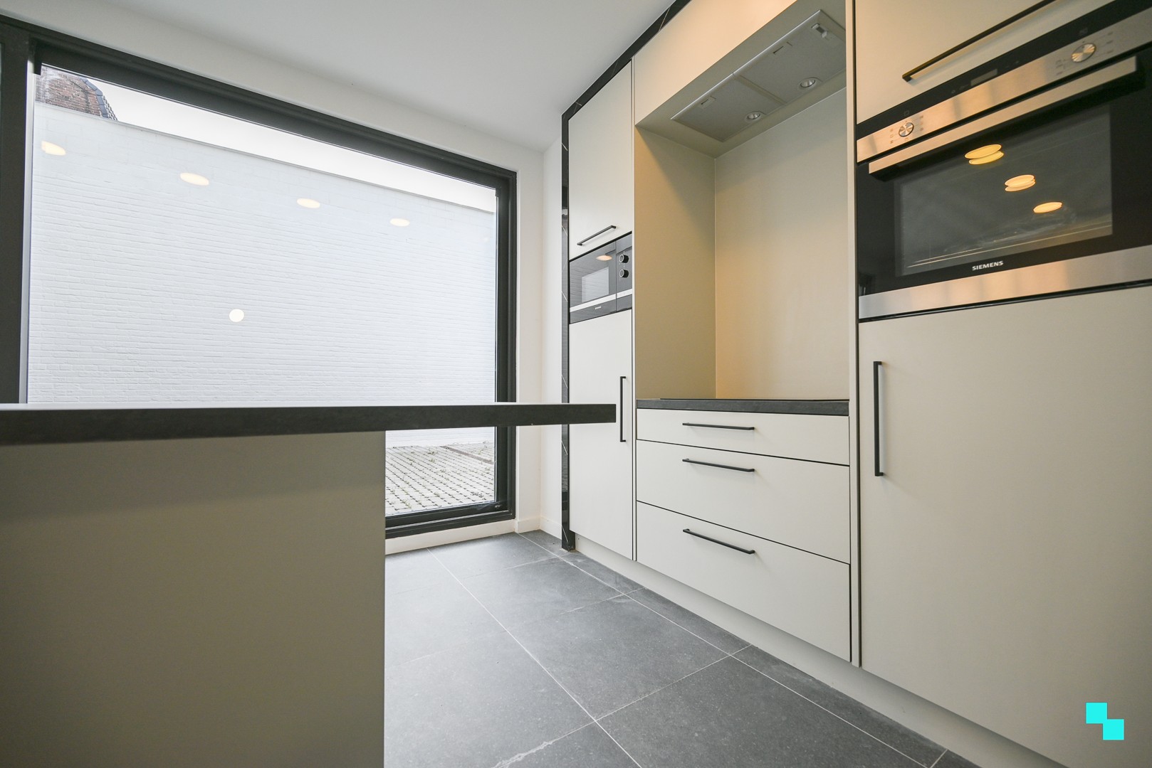 Compleet vernieuwd gelijkvloers appartement met zonneterras in hartje Wevelgem - foto 5