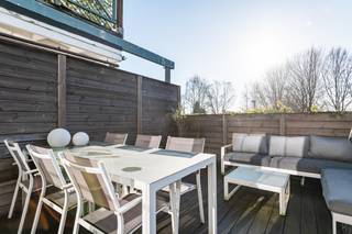 Dit uitzonderlijk duplex appartement is gelegen langs de Turnhoutsebaan in Schilde, een locatie die vlot bereik combineert met een aangename, residentiële omgeving. Op wandel- en fietsafstand bevinden zich buurtwinkels, scholen, openbaar vervoer en diverse horecazaken. Het centrum van Schilde met zijn groene karakter, parken en recreatiemogelijkheden ligt vlakbij, terwijl ook de verbinding naar Antwerpen en Turnhout bijzonder vlot is.<br /><br />Bij het betreden van het appartement komt u binnen via een ruime inkomhal met vestiaire en tegelvloer. Van hieruit leidt de trap naar de leef verdieping, waar een tweede inkomhal toegang geeft tot de verschillende ruimtes. De open leefruimte vormt het hart van het appartement en bestaat uit een ruime eetruimte en een lichtrijke leefruimte met parketvloer en airconditioning. Aansluitend bevindt zich de volledig ingerichte keuken met kookeiland, uitgerust met oven, koelkast, microgolf, diepvries, wijnkoelkast, gasvuur en dubbele spoelbak. De leefverdieping beschikt verder over een aparte bureauruimte met ingemaakte kasten, airconditioning en directe toegang tot het terras, ideaal voor wie wonen en werken wil combineren. Daarnaast zijn er een gastentoilet met handenwasser, een praktische technische berging en een centrale hal met ingemaakte kasten.<br /><br />Op de bovenverdieping bevindt zich een nachthal die toegang geeft tot meerdere slaapkamers. De master bedroom wordt aangevuld met een aansluitende dressing. Daarnaast zijn er nog twee volwaardige slaapkamers, waarvan één met ingemaakte kasten en airconditioning, en een tweede dressingruimte. De stijlvolle badkamer is uitgerust met ligbad, inloopdouche en dubbele wastafel. Verder is er een aparte toiletruimte en een wasplaats.<br /><br />Het zonnige terras vormt een aangename buitenruimte waar het rustig vertoeven is. Tot slot heeft u achter het eigendom op het gelijkvloers een ruime berging voor het stallen van fietsen en de vuilbakken.<br /><br />Een unieke woonopportuniteit voor wie op zoek is naar comfort, ruimte en bereikbaarheid in het hart van Schilde.<br /><br />Troeven:<br />+ EPC A<br />+ Elektriciteit conform<br />+ Zonnepanelen<br />+ Gerenoveerd in 2021<br />+ Aparte inkom<br />+ 4 slaapkamers<br />+ Zeer veel ingemaakte kasten<br />+ Hyper geïnstalleerde keuken<br />+ Centrale locatie<br /><br />Heeft u interesse in dit uniek duplex appartement? Contacteer ons snel op 03 337 50 70 of via info@vbvastgoed.be