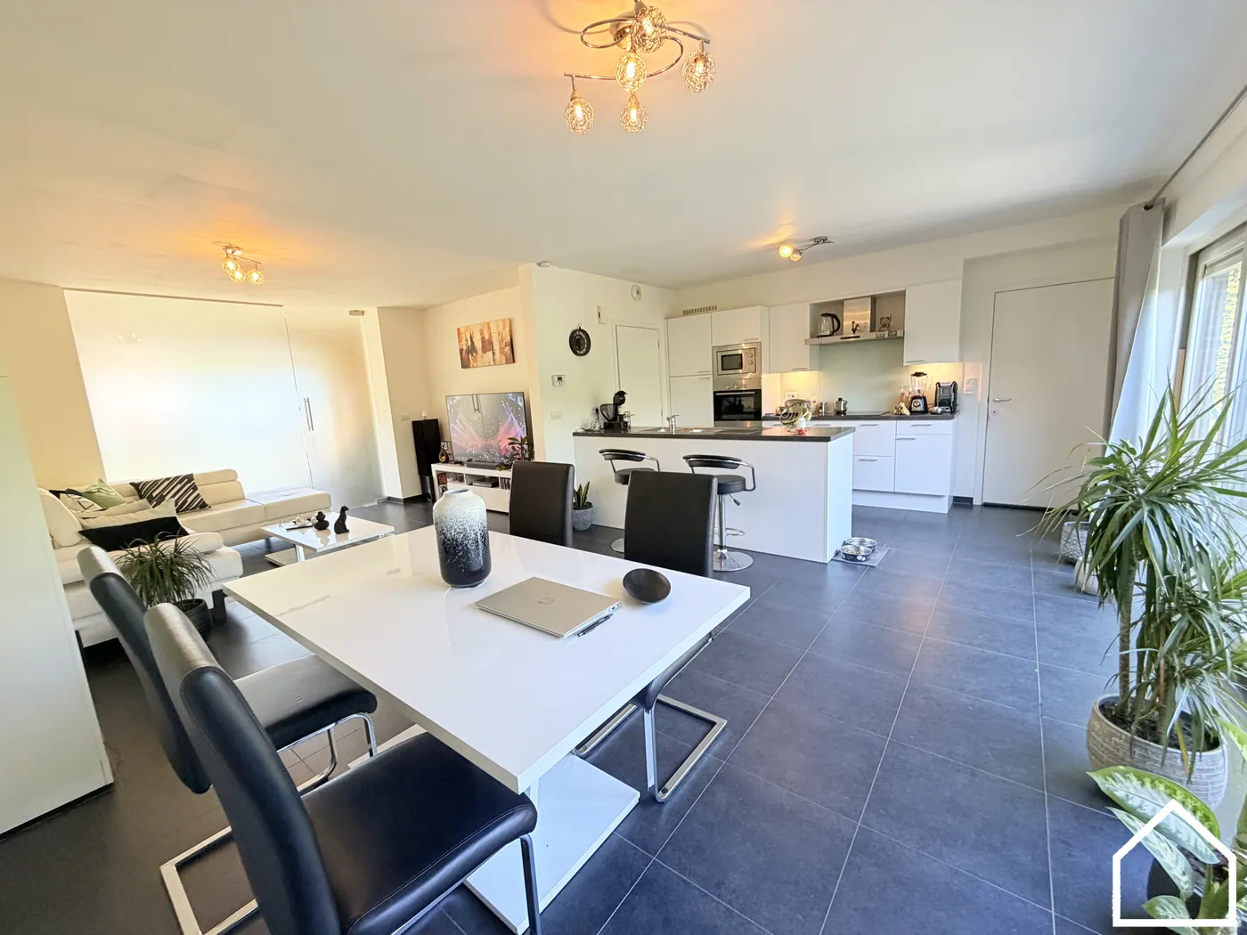 INSTAPKLARE WONING MET CARPORT, INPANDIGE GARAGE EN RUIME TUIN IN ZONNEBEKE - foto 4