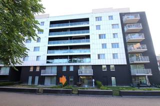 Dit knap appartement (van bj. 2012) is gelegen aan de achterkant van het gebouw en omvat o.a. 1 slaapkamer, een zuid/west-gerichte prive-tuin (!),...