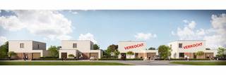 De woning is gebouwd met oog voor de toekomst. Dankzij de uitstekende isolatie en de aanwezigheid van 8 zonnepanelen beschikt deze woning over een gunstig EPC-label A. <br />U heeft als koper ook nog inspraak in de technieken, ofwel kiest u voor vloerverwarming op gas ofwel gaat u voor de toekomstbestendige warmtepomp.<br /><br />Bij het betreden van de woning valt direct de kwalitatieve afwerking op, bestaande uit:<br />Gelijkvloers: <br />Lichtrijke en ruime leefruimte met open volledig geïnstalleerde keuken, voorzien van alle modern comfort. <br />Een inpandige garage met sectionale automatische poort en een aangrenzende, ruime berging zorgen voor alle nodige opslagruimte.<br /><br />Verdiep+1:<br />3 slaapkamers - moderne badkamer uitgerust met een inloopdouche en een dubbele inbouwlavabo - apart toilet<br /><br />De tuin is een oase van rust. Terwijl u geniet op uw aangelegd terras, kijkt u uit over uw tuin wat zorgt voor een blijvend open en groen gevoel.<br /><br />Enkele troeven van dit huis te koop:<br />* Volledig nieuw en kwalitatief afgewerkt.<br />* EPC Label A, 8 zonnepanelen en keuze in verwarmingssysteem.<br />* Rustige, nieuwe verkaveling in het landelijke Krombeke.<br />* Tuin met met aangelegd terras<br />* Oplevering voorzien in 2027<br />* Nog slechts 2 woningen te koop!<br /><br />Bent u klaar voor een nieuwe start in deze droomwoning? Neem vandaag nog contact met ons op voor een bezoek ter plaatse!<br /><br /><br />Bestuursmaatregelen in het maatregelenregister: in aanvraag