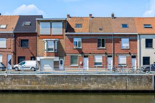 - Ideale ligging aan de Leie: Noordkaai 43 in Menen<br />- Leefruimte met gezellige gaskachel<br />- Keuken met extra eetplaats <br />- Badkamer met douche, wastafelmeubel en toilet<br />- 2 slaapkamers<br />- Zolder<br />- Omheinde tuin<br />- Conforme elektriciteit<br />- EPC: 341 kWh/m²/jaar, UC: 3241928<br />- Conformiteitsattest nog te voorzien<br />- Richtprijs: € 125.000