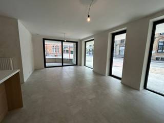 Aandacht aan investeerders! Deze kantoorruimte biedt een goed rendement én de eerste verhuring is gratis!<br /><br />Op wandelafstand van het centrum van Diksmuide bevindt zich deze ruime kantoorruimte op toplocatie. Door zijn centrale ligging bevinden diverse lokale handelaars, grootwarenhuizen, horeca-aangelegenheden en het openbaar vervoer zich allen op wandelafstand.<br /><br />Momenteel is deze kantoorruimte ingericht als appartement, maar met enkele simpele aanpassingen kan dit uw kantoor worden op toplocatie in Diksmuide (onder voorbehoud van een functiewijziging). <br /><br />De kantoorruimte beschikt over een terras van 10,8 m².<br /><br />Vervolgens heb je ook nog een gemeenschappelijke fietsenberging en heb je de mogelijkheid tot het bijkopen van een staanplaats en extra berging.<br /><br />Onder voorbehoud van functiewijziging.<br /><br />