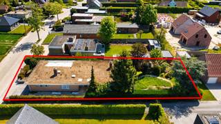 [[ DIT PAND NEEMT DEEL AAN DE ERA OPEN HUIZEN DAG OP 13/6 VAN 17:30 TOT 18:30 ]]
<p><strong>Te koop: ruime open bebouwing in Heestert (Zwevegem), gelegen in een rustige residentiële omgeving.</strong><br />De woning staat te koop met een Vanafprijs doe gerust en hoger bod.</p>

<p>Deze gelijkvloerse woning uit 1970 biedt een solide basis voor wie op zoek is naar een gezinswoning met potentieel. De bungalow is gelegen in een rustig, sociale en aangename buurt. De open bebouwing zorgt voor veel lichtinval en een gevoel van ruimte.<br /> </p>

<p><u><strong>Belangrijkste ruimtes:</strong></u></p>

<ul><li>Inkomhal met gastentoilet</li><li>Woonkamer met grote schuiframen, uitzicht op de tuin en een open haard</li><li>Ingerichte keuken met directe toegang tot de wasplaats</li><li>Drie slaapkamers, elk met ingebouwde kasten</li><li>Badkamer met enkele lavabo, bad, douche, toilet en bidet</li><li>Droge kelder</li><li>Garage met automatische poort en extra parkeerplaats vooraan</li><li>Tuin rondom de woning</li></ul>

<p><u><strong>Troeven:</strong></u></p>

<ul><li>Rustige residentiële ligging in Heestert</li><li>2 regenputten van 10.000L</li><li>Zuidwestgerichte tuin</li><li>Overal rolluiken aanwezig</li></ul>

<p><br /><strong>Heb jij interesse in deze prachtige woning met potentieel?<br />Neem vandaag nog contact op met Jérôme voor meer info of een bezoek - 0472/61.10.10.</strong></p>