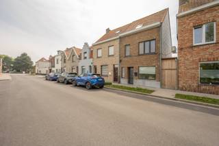 Deze charmante gesloten bebouwing is super rustig gelegen in een doodlopende straat in Zwankendamme en geniet van een prachtig uitzicht over uitgestrekte weilanden. Een ideale combinatie van rust, privacy en een groene omgeving.<br />Via de inkomhal betreedt u de gezellige en lichtrijke leefruimte, bestaande uit een sfeervolle woonkamer, een eetplaats en een praktische bureauruimte. Aansluitend bevindt zich de keuken, die rechtstreeks toegang biedt tot de zonnige, zuidwest gerichte tuin — perfect om in alle rust te genieten van het buitenleven. Op het gelijkvloers bevindt zich eveneens een badkamer.<br /><br />De eerste verdieping omvat twee volwaardige slaapkamers, waarvan één momenteel ingericht is als kinderkamer, evenals een tweede badkamer voor extra comfort.<br />Op de tweede verdieping bevinden zich nog twee extra ruime slaapkamers, ideaal voor een groot gezin, hobbyruimte of thuiskantoor.<br /><br />Dankzij de zeer rustige ligging, de functionele indeling en de mooie buitenruimte vormt deze woning een uitstekende opportuniteit voor wie op zoek is naar comfortabel wonen in een aangename omgeving.<br />Conforme elektrische installatie!<br />Ref.V518