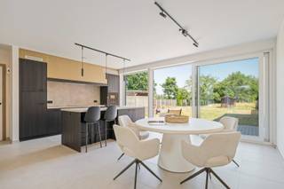 KOOP AAN VOOR 30/09/2026 EN ONTVANG EEN AANZIENLIJKE KORTING OP UW AANKOOPKOSTEN.<br /><br />Meer weten, boek uw afspraak en ontdek deze prachtige nieuwbouw 3 slaapkamer woning met prachtige tuin in de doodlopende Merelstraat te Oostrozebeke nabij alle dagdagelijkse winkels met voldoende parkeergelegenheid voor de deur.<br /><br />De woning is doordacht gebouwd met een aparte ruime doorgang die van voor aan de woning start en doorloopt tot aan de tuin en perfect dient als berging voor oa fietsen of voor directe toegang tot de tuin. Los van die doorgang heb je een voordeur waarbij je binnenkomt in een inkomportaal met apart toilet en een prachtige maatwerk vestiairekast en een stijlvolle steellook deur als sasdeur naar een ruime lichtrijke leefruimte.<br /><br />De leefruimte van ongeveer 50m² is voorzien van grote raampartijen en zicht op de tuin met een royale volledige geïnstalleerde leefkeuken met veel kastruimte en eiland met zitmogelijkheden. Vanuit het schuifraam heb je onmiddellijk toegang tot een reeds aangelegd waterdoorlatend terras van 24m² voorzien van verlichting, water en een stopcontact. Aan de andere zijde van de leefruimte aan de straatkant is een gezellige maatwerk bureauhoek voorzien.<br /><br />Via de trap kom je boven in een nachthal met toegang tot 3 ruime kamers, toilet en badkamer met zowel ligbad als douche met dubbele lavabo. De slaapkamers zijn volwaardige kamers van respectievelijk 15,3m² met aansluitend een ruimte voor dressing van 3,6m², de tweede kamer is ook nog 15,2m² en de 3de kamer 12,8m², daarnaast is de badkamer ook nog eens 9,2m².<br /><br />Wanneer er nog nood is aan opbergruimte in de woning is er nog een zolder van 44m² waar er los van de technieken nog meer dan ruimte genoeg is. De zoldervloer is volledig in OSB-platen afgewerkt, er zijn 2 veluxen voor natuurlijke lichtinval en er is ook verlichting aanwezig.<br /><br />De vloerverwarming is aangedreven door een warmtepomp en er is maar liefst 2.800 WP aan zonnepanelen voorzien wat resulteert in een E-peil van 20 en er is een regenwaterput van 10.000L. In de ruime diepe tuin staat nog een tuinhuisje dat door de vorige eigenaar werd gebruikt als tuinberging voor zijn groenten tuin.<br /><br />In de gepubliceerde prijs is alles van afwerking inbegrepen, zijnde:<br />* Alle maatwerk in de woning (vestiairekast en bureauhoek)<br />* 2.800 WP aan zonnepanelen (1.800 WP extra gelegd om een beter E-peil van 20 te scoren ipv de voorziene 30)<br />* Volledig afgewerkt terras buiten<br />* Alle verlichting (gelijkvloers, verdieping, zolder en gevelverlichting voor- en achter)<br /><br />Voor meer info en individueel plaatsbezoek, contacteer Peter (BIV 510.335) op 0495 511 391 of peter@therockrealestate.be. Tot binnenkort!