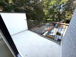 Dit moderne nieuwbouwappartement op de tweede verdieping combineert veel licht, een aangename leefruimte en een zonnig terras. Een interessante keuze voor wie op zoek is naar een comfortabel nieuwbouwappartement in St-Andries en geen maanden meer wil wachten: het appartement is klaar bij akte.<br />De leefruimte met open keuken (toestellen AEG) geniet dankzij de grote raampartijen van een aangename lichtinval. Het grote schuifraam geeft rechtstreeks uit op het terras en zorgt voor een mooie verbinding tussen de leefruimte en het buitenleven. Verder beschikt het appartement over een slaapkamer, badkamer, afzonderlijk toilet en praktische berging/wasplaats.<br />Het appartement is energiezuinig uitgerust met zonnepanelen, warmtepomp, vloerverwarming, superisolerende beglazing en ventilatiesysteem en heeft een E-peil van 30. In de residentie zijn twee liften aanwezig.<br />De ligging in St-Andries is praktisch, met winkels, scholen, openbaar vervoer en belangrijke invalswegen in de nabije omgeving. Ook het centrum van Brugge en het Tillegembos zijn vlot bereikbaar.<br />Aan de achterzijde van het gebouw bevinden zich 20 staanplaatsen. Elk appartement dient een staanplaats aan te kopen.<br />Tevens is er ook een fietsenstalling achteraan het gebouw. Daarnaast kan er ook een kelderberging aangekocht worden.<br /><br />Prijs appartement 2.01: €315.000 excl. kosten<br />Staanplaats: €20.000 excl. kosten<br />Kelderberging: €5.000 excl. kosten<br />Verkoop onder btw-stelsel. Mogelijkheid tot 6% btw indien aan de voorwaarden wordt voldaan.<br /><br />Nieuwbouw, energiezuinig, zonnig terras en onmiddellijk beschikbaar bij akte.<br /><br /><br />