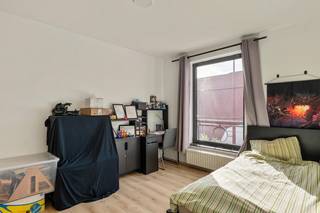 Dit aangename 1-slaapkamer appartement op de eerste verdieping combineert comfort, ruimte en een zonnige sfeer, en bevindt zich op een centrale locatie in Boechout, vlak bij winkels, horeca en dagelijkse voorzieningen.<br /><br />Bij het binnenkomen beschikt het appartement over een slaapkamer, een inkomhal die toegang biedt tot de verschillende leefruimtes. De ruime en lichtrijke woonkamer geniet dankzij de grote raampartijen van een aangename natuurlijke lichtinval en vormt een gezellige leefruimte.<br />Aansluitend bevindt zich de open keuken, uitgerust met alle nodige voorzieningen en met een praktische berging voor extra opbergruimte.<br />Verder beschikt het appartement over een badkamer met douche en een apart toilet.<br /><br />Een absolute troef zijn de verschillende buitenruimtes. Op de eerste verdieping is er een zonnig terras, ideaal om te genieten van een ochtendkoffie of een ontspannen moment in de buitenlucht. Daarnaast beschikt het appartement op het gelijkvloers over een extra terras met tuin, aangevuld met een berging. Hierdoor geniet u van uitzonderlijk veel buitenruimte voor een appartement.<br /><br />Daarnaast is er nog een aparte privatieve berging, ideaal voor fietsen, materiaal of extra opslag.<br /><br />Wenst u meer info of wil u een bezichtiging inplannen, mail dan naar: jeffrey@jurimmo.be of bel naar +32 474 04 13 26