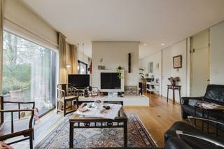 En entrant, vous remarquerez immédiatement l'espace de vie spacieux et lumineux, divisé en un coin salon confortable et une agréable salle à...