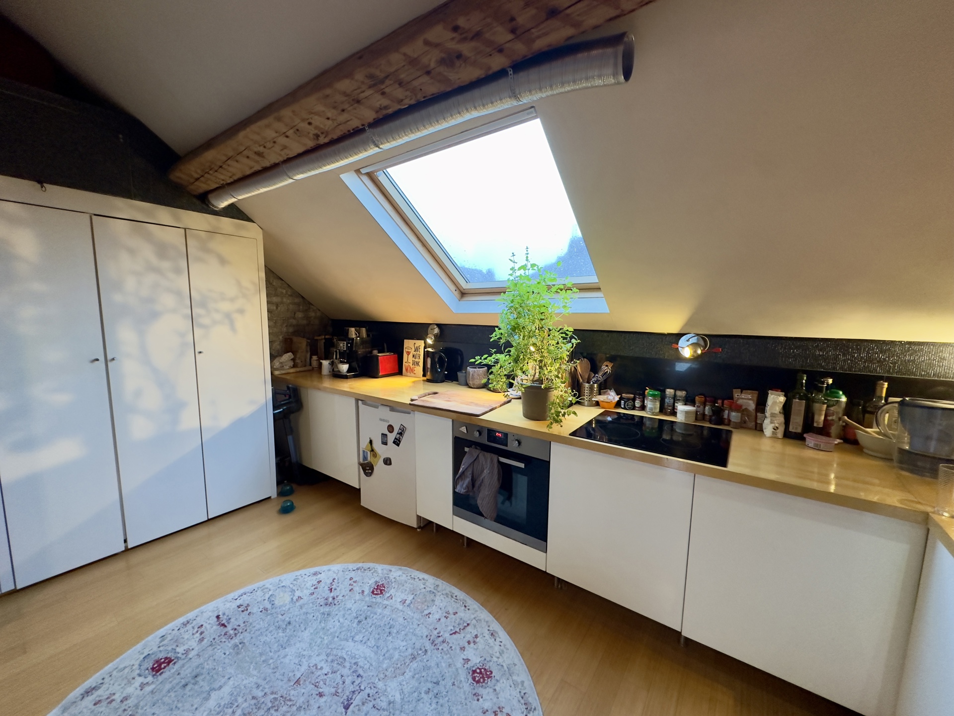 Gemeubileerde studio met slaapgedeelte ideaal gelegen! - foto 3