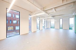 Newly built offices from 284 to 1254m² with an excellent location close to the Brussels Ring and the Erasmus hospital in Anderlecht. E-Health Valley' was built to create an ecosystem of partners from business, healthcare &amp; technology. The building was equipped with the latest techniques to guarantee maximum safety and comfort to the users (including alp active antimicrobial ventilation).<br />Each floor of +-500m2 is modular and offers many layout options and flexibility for optimal working comfort. They each benefit from exceptional natural light and offer nice views of the surrounding area.<br />The building is located in the "Research Alley" in Erasmus, an area dedicated to research &amp; innovation in healthcare. Within walking distance of the Erasmus Hospital, the Bordet Institute and several pharmaceutical companies, as well as direct access to the Erasmus metro station in Brussels. In combination with ample parking possibilities at and in the immediate vicinity of the building, we can speak of exceptional accessibility.<br />The auditorium in the building can be used for events for up to 100 people. Part of the building is already fully furnished, other parts can still be customised.