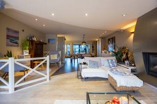 Deze smaakvolle bel-étagewoning is uitstekend gelegen op slechts 500 meter van de zeedijk van Heist en Duinbergen en vormt een ideale combinatie van ruimte, comfort en functionaliteit. Met een bewoonbare oppervlakte van maar liefst 384 m² biedt deze eigendom tal van mogelijkheden, gaande van een ruime gezinswoning tot een combinatie van wonen en werken of een oplossing voor zorgwonen, kangoeroewonen of cohousing.<br /><br />Bij het binnenkomen wordt U verwelkomd in een ruime inkomhal. Het gelijkvloers is bijzonder veelzijdig ingericht, met een uitzonderlijk diepe garage van ongeveer 15 meter waar twee wagens na elkaar kunnen parkeren. Daarnaast is er nog extra plaats voor fietsen, brommers en een bijkomende staanplaats voor de garagepoort. De garage is voorzien van ingemaakte kasten en beschikt bovendien over een aparte douche. Aansluitend bevindt zich een praktische was- en bergruimte met maatkasten tot aan het plafond langs beide zijden.<br /><br />Verder is er een volledig ingerichte studio op het gelijkvloers, uitgerust met een eigen douche en met rechtstreekse toegang tot de tuin. Dankzij de aparte inkom via de garage is deze ruimte perfect geschikt als praktijkruimte of als afzonderlijke wooneenheid.<br /><br />De onderhoudsvriendelijke tuin is zuidgericht en beschikt over meerdere terrassen, zodat U op elk moment van de dag van de zon kunt genieten. Achteraan geniet U van een open zicht, wat zorgt voor extra rust en privacy. Daarnaast is er een overdekt terras en een strak aangelegde vijver die het geheel compleet maken.<br /><br />Op de eerste verdieping bevindt zich een royale en lichtrijke leefruimte met een gezellige zit- en eethoek en een gashaard. De aansluitende leefkeuken biedt alle comfort en geeft uit op een aangename veranda waar het heerlijk vertoeven is tijdens het voor- en najaar. Verder is er nog een gastentoilet en een zonnig terras.<br /><br />De tweede verdieping omvat drie volwaardige slaapkamers, waarvan één met dressing, en een bijzonder ruime badkamer voorzien van ligbad, douche, dubbele wastafel en toilet.<br /><br />Tot slot is er nog een ingerichte zolderverdieping met twee extra kamers en een technische ruimte, ideaal als bijkomende slaapkamers, bureau of hobbyruimte.<br /><br />De woning beschikt over een goede energiescore (label B), zonnepanelen en een combinatie van verwarming op gas en warmtepomp, wat bijdraagt aan het energiezuinige karakter.<br /><br />Indeling:<br /><br />Gelijkvloers:<br />- Ruime inkomhal met vestiaire en gastentoilet,<br />- Zeer diepe garage (ca. 15 m) met plaats voor twee wagens,<br />- Extra staanplaats voor de garage,<br />- Ruimte voor fietsen en brommers met aparte toegang,<br />- Ingerichte garage met ingemaakte kasten,<br />- Afzonderlijke douche in de garage,<br />- Berging/wasplaats met maatkasten tot plafondhoogte,<br />- Volledig ingerichte studio met eigen douche,<br />- Rechtstreekse toegang tot de tuin,<br />- Zuidgerichte, onderhoudsvriendelijke tuin,<br />- Overdekt terras en aangelegde vijver,<br />- Meerdere zonneterrassen met open zicht achteraan,<br /><br />Eerste verdieping:<br />- Hal met gastentoilet,<br />- Royale leefruimte met zit- en eethoek,<br />- Bergruimte,<br />- Volledig ingerichte leefkeuken,<br />- Aansluitende veranda,<br />- Zonneterras,<br /><br />Tweede verdieping:<br />- Nachthal,<br />- Drie slaapkamers,<br />- Dressing bij één van de slaapkamers,<br />- Zeer ruime badkamer met ligbad, douche, dubbele wastafel en toilet,<br /><br />Zolderverdieping:<br />- Twee extra kamers,<br />- Technische ruimte,<br /><br />Bent U op zoek naar een uitzonderlijk ruime en instapklare woning met tal van mogelijkheden op een topligging aan de kust? Dan is dit zonder twijfel een unieke kans. Neem vandaag nog contact op voor een bezoek en ontdek zelf de troeven van deze veelzijdige eigendom!