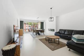 Au Drakenhoflaan 166 à Deurne, nous trouvons cet appartement de 3 chambres à coucher entièrement rénové. La propriété est située dans un...