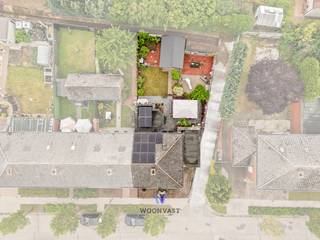 Op een rustige locatie met weinig passage, maar toch centraal gelegen in Zele, vindt u deze ruime halfopen bebouwing op een perceel van 300 m².<br /><br />Met een bewoonbare oppervlakte van 179 m² biedt deze woning alle ruimte voor een gezin. Dankzij een uitbouw die eind jaren '90 werd gerealiseerd, geniet u van extra leefruimte en telt de woning vandaag maar liefst 4 slaapkamers. Bovendien beschikt de woning over een garage, ideaal voor uw wagen, fietsen of extra opslagruimte.<br /><br />Ook op vlak van energie scoort deze woning uitstekend met een gunstig EPC B en zonnepanelen.<br /><br />Troeven van deze woning:<br />- Halfopen bebouwing<br />- 4 volwaardige slaapkamers<br />- Garage<br />- EPC B<br />- Zonnepanelen<br />- Centrale ligging nabij winkels, scholen en openbaar vervoer<br /><br />Een ideale gezinswoning voor wie op zoek is naar ruimte, comfort en een energiezuinige woning op een aangename locatie.<br /><br />Contacteer Senne voor een bezoek via 0499 47 10 68 of via senne@woonvast.be
