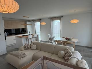 <p><span>LUXUEUS, ENERGIEZUINIG EN RUIM APPARTEMENT 95M² MET 2 SLAAPKAMERS, PRACHTIG WEST-GEORIËNTEERD TERRAS 17M², 2 AUTOSTAANPLAATSEN EN KELDER</span></p><p><span>1ste verdieping met lift - ligging in prachtige residentie aan kanaal nabij centrum en "Hazewinkel" met vlotte bereikbaarheid via A12, E19 en N16</span></p><p><span> </span></p><p><span>Inkomhal / wc met handwas / ruime living met eetplaats en moderne super-ingerichte open keuken (totale opp.: 36m²) met toegang tot groot west-georiënteerde terras (17m²) met zicht op kanaal / 2 slaapkamers (12m²; 10m²) / badkamer (2,8 x 1,9m) met dubbele wastafel en inloopdouche / berging met was- en stookplaats.</span></p><p><span> </span></p><p><span>Appartement is voorzien van vloerverwarming, hoogwaardige materialen, lichtarmatuur in de keuken en 2 zonnepanelen.</span></p><p><span> </span></p><p><span>De binnendeuren en het plafond zijn geschilderd in de definitieve kleur. De muren zijn voorzien van een grondlaag. </span></p><p><span> </span></p><p><span>Autostaanplaats in ondergrondse garage / buiten-autostaanplaats op parking achter gebouw / individuele kelderberging (1,6 x 1,6m) / gemeenschappelijke fietsenberging.</span></p><p><span> </span></p><p><span>Lasten: € 105 / maand.</span></p><p><span> </span></p><p><span>Appartement is bewoonbaar door maximaal 3 personen.</span></p><p><span> </span></p><p><span> </span></p><p><span> </span></p><p><span> </span></p><p><span> </span></p><p><span> </span></p>