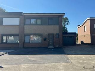 <h2><span>Totaal gerenoveerde halfopen woning met ruime leefruimtes en verzorgde tuin in Hamme</span></h2><p><span>Deze moderne halfopen woning in Hamme valt vooral op door haar </span><span>ruime, open leefruimtes en de sterke verbinding met de tuin</span><span>. Met een bewoonbare oppervlakte van </span><span>162 m²</span><span> op een perceel van </span><span>355 m²</span><span> biedt de woning een aangename combinatie van ruimte, hedendaagse afwerking en praktisch wooncomfort.</span></p><p><span>Het gelijkvloers vormt het hart van de woning. De </span><span>ruime en lichtrijke leefruimte</span><span> sluit mooi aan op de open keuken, voorzien van greeploze kasten en elektrische toestellen. Grote raampartijen en schuifdeuren zorgen voor veel natuurlijke lichtinval en geven rechtstreeks toegang tot het terras en de tuin.</span></p><p><span>De leefruimtes zijn afgewerkt met een </span><span>gietvloer in marmertapijt</span><span>, wat zorgt voor een strakke en uniforme uitstraling doorheen het gelijkvloers.</span></p><p><span>Ook buiten werd veel aandacht besteed aan het wooncomfort. De </span><span>verzorgd aangelegde tuin</span><span> beschikt over een ruim gazon en een aangenaam terras met </span><span>moderne overkapping</span><span>. Hierdoor vormt de buitenruimte een mooie uitbreiding van de leefruimte en is er voldoende plaats om te ontspannen of gezellig samen te zijn met familie en vrienden.</span></p><p><span>Op de verdieping bevinden zich </span><span>twee volwaardige slaapkamers en een aparte dressing</span><span>. De badkamer sluit aan bij de hedendaagse stijl van de woning en is afgewerkt met een </span><span>troffelvloer</span><span>, gecombineerd met warme houtaccenten en een douche.</span></p><p><span>Verder beschikt de woning over een </span><span>garage met extra bergruimte</span><span> en parkeergelegenheid vooraan.</span></p><p><span>Een verzorgde woning voor wie belang hecht aan </span><span>ruime leefruimtes, een moderne afwerking en een aangename buitenomgeving</span><span>.</span></p><p><span>Interesse? Contacteer ons voor meer informatie of een bezoek ter plaatse.</span></p>
