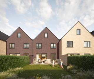 Danneels realiseert deze woning sleutel-op-de-deur voor jou met een vaste totaalprijs en oplevertermijn. De woning kan worden aangekocht aan het verlaagd btw-tarief van 6%. <br /><br />De woning is rustig gelegen, centraal in de buurt en is bijzonder functioneel ingedeeld. Zithoek, eetkamer en keuken vormen een mooi geheel dat optimaal in verbinding staat met de tuin en het terras. Op de verdiepingen hebben we vier slaapkamers, badkamer, een apart toilet en bergruimte. <br /><br />Een geothermische warmtepomp, vloerverwarming, zonnepanelen en een ventilatiesysteem met warmterecuperatie zijn voorzien en dat is goed nieuws voor jouw energiefactuur.<br /><br />Danneels bouwt deze gesloten bebouwing in moderne stijl in onze toekomstgerichte woonbuurt in een rustige zijstraat van de Olmenlaan in hartje Zele. Een nieuwe familievriendelijke woonomgeving met veel groen, dicht bij het centrum en alle voorzieningen. 