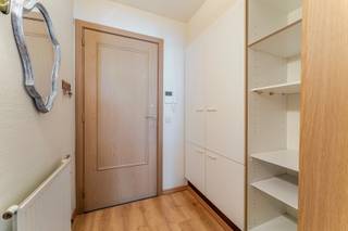 Aangenaam, opgefrist appartement bevindt zich in de Zuidstraat, hartje Veurne. Indeling: Bij het binnenkomen is er een inkomhal. De ruime, lichtrijke...