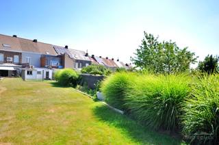 <p>Op de flanken van de Hotondberg treffen we deze goed onderhouden woning, een ideale starterswoning of interessante investering. Dankzij de vlotte bereikbaarheid en de nabijheid van winkels, openbaar vervoer en andere voorzieningen geniet u hier van een uitstekende ligging. Kortom, de ideale combinatie tussen rust en comfort in een rustige en groene omgeving.<br /><br />Op het gelijkvloers vindt u een inkomhal, een gezellige woon- en leefruimte die aansluit bij de ingerichte keuken, een badkamer met ligbad, wastafel en toilet en een rechtstreekse toegang tot de tuin. Op de eerste verdieping bevinden zich twee ruime slaapkamers. Via een vaste trap bereikt u de ruime zolderverdieping, die ingericht is als extra slaapkamer met aansluitend ruimte voor een dressing.<br /><br /><strong>Alle attesten zijn gunstig</strong>: EPC-label C, <strong>conforme elektrische keuring,</strong> en met uitzondering van het dak van de tuinberging is de woning asbestveilig. <br />Meer info? Contacteer Els 0478 61 64 34 of els@immoroman.be</p>