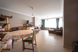 Inkomhal; apart toilet; ruime leefruimte; keuken met kasten en toestellen; 2 slaapkamers, waarvan de kleinste toegang verschaft naar het achterliggend terras; badkamer; terras. Tot slot is er de mogelijkheid om een garagebox bij te huren aan 95 EUR/maand.<br /><br />Gemeenschappelijke kosten: 70 EUR voor minuterie, syndicus, onderhoud lift, onderhoud gemene delen, provisie privatief waterverbuik, ...<br />Geschikt voor maximaal 4 personen.<br />Beschikbaar op 01/08/2026.<br /><br />Huurwaarborg bedraagt 3 maanden huur.<br />Plaatsbeschrijving door extern bedrijf met gedeelde kosten.<br /><br />Een bezoek ter plaatse kunt u enkel online reserveren op www.hansvastgoed.com.<br />Voor meer informatie, bezoek onze website www.hansvastgoed.com of neem contact op met info@hansvastgoed.com of +32 3 366 05 30.