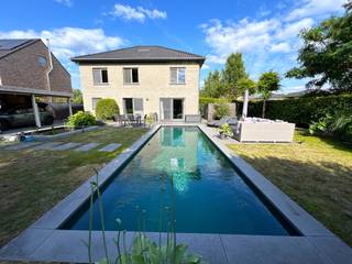 Deze ruime, moderne villa uit 2012 met vier slaapkamers bevindt zich op een absolute toplocatie: rustig gelegen in een groene woonomgeving, op...